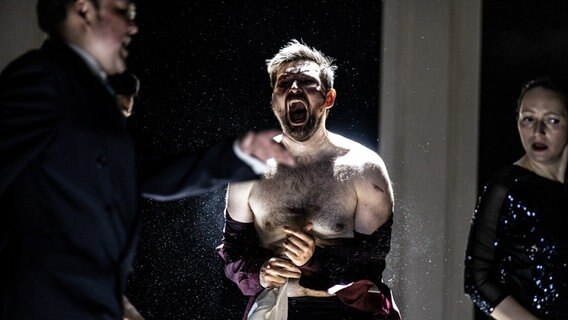 Eugen Onegin singt mit nacktem Oberkörper. Eugen Onegin singt mit nacktem Oberkörper. © Sandra Then Foto: Sandra Then