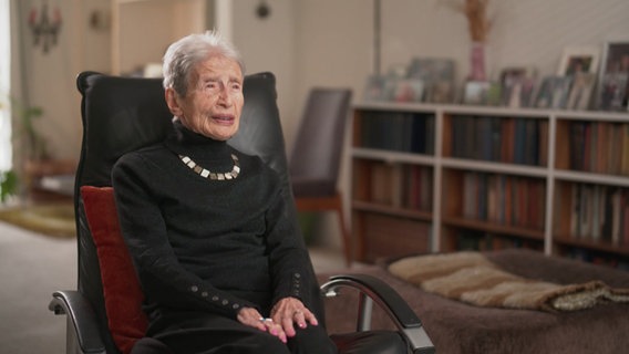 Eine ältere Frau sitzt auf einem Sessel © Screenshot NDR 