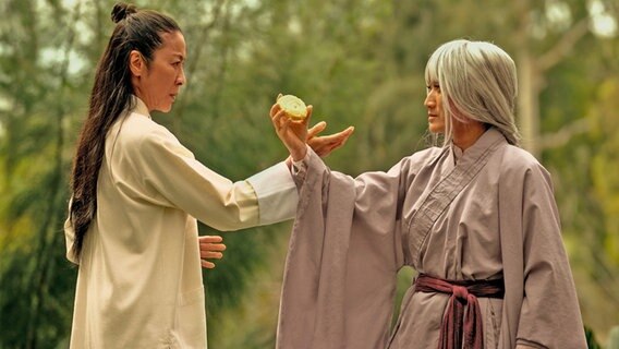 Eine Szene mit Michelle Yeoh bei einer Szene, wie ihre Figure Evelyn Martial Arts lernt aus "Everything Everywhere All at Once" Film von Dan Kwan, Daniel Scheinert © Leonine 
