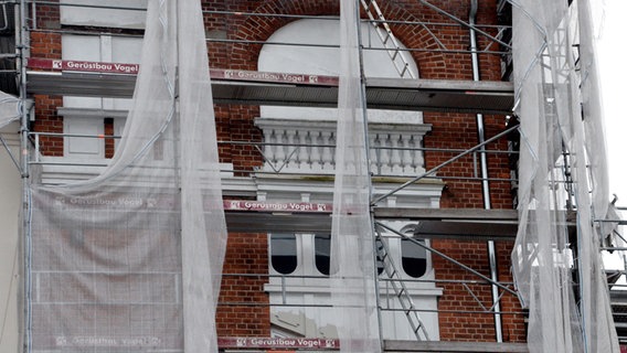 Baugerüst steht vor einer alten Fassade © picture alliance / dpa | Carsten Rehder Foto: Carsten Rehder