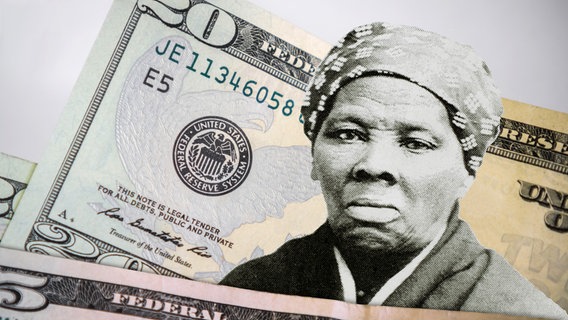 Overlay: Harriet Tubman could replace President Andrew Jackson on a $20 bill in the future.  © picture alliance / Photoshot / Glasshouse Images / Montage 