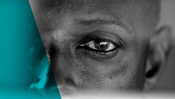 Das Auge eine 49-jährigen Mannes, der am Völkermord beteiligt war, spiegelt sich am 15.01.2006 in Ruandas Hauptstadt Kigali im Rückspiegel seines Autos. © picture-alliance/ dpa / Wolfgang Langenstrassen Foto: Wolfgang Langenstrassen