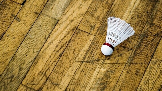 Ein Federball liegt auf einem Holzboden © AllzweckJack / photocase.de Foto: AllzweckJack
