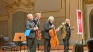 Giora Feidman steht mit drei anderen Musikern auf der Bühne der Laeiszhalle . © NDR Foto: Antonia Reiff