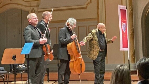 Giora Feidman steht mit drei anderen Musikern auf der Bühne der Laeiszhalle . © NDR Foto: Antonia Reiff