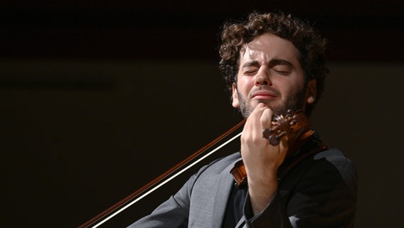Emmanuel Tjeknavorian spielt Geige © IMAGO / Rudolf Gigler 