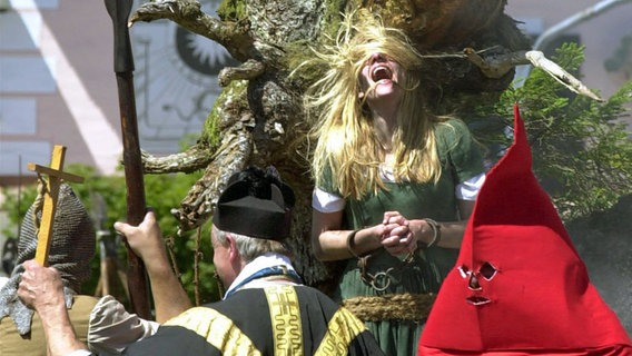 Nachgestellte Hexenverbrennung anlässlich des 1200-jährigen Geburtstages von Garmisch (2002)  Foto: Matthias Schrader