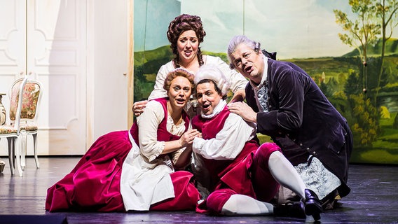 Andrea Stadel (Susanna), Florian Götz (Figaro); im Hintergrund: Virginia Felicitas Ferentschik (Marcellina), Rúni Brattaberg (Bartolo). © Olaf Malzahn. 