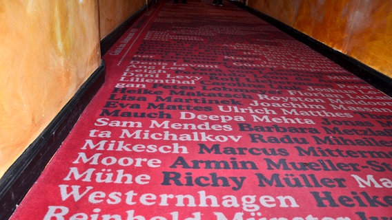 Der rote Teppich mit Namen von Kinogrößen im Abaton Programmkino in Hamburg © NDR Foto: Juliane Bergmann