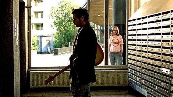 Eine Szene aus dem Film "Absolute Giganten" mit Frank Giering und Julia Hummer © X Filme 