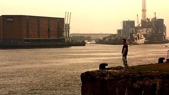Eine Szene aus dem Film "Absolute Giganten" mit dem Kaispeicher A im Hintergrund © X Filme 