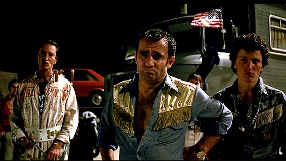 Eine Szene aus dem Film "Absolute Giganten" mit Alfred Kitzl als "Elvis" (Mitte) © X Filme 