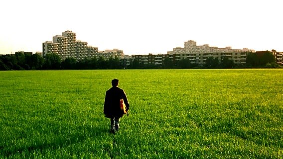 Eine Szene aus dem Film "Absolute Giganten" mit Hochhäusern des Osdorfer Born © X Filme 
