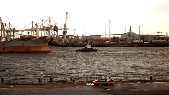 Eine Szene aus dem Film "Absolute Giganten" im Hamburger Hafen © X Filme 