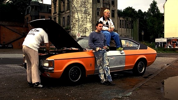 Eine Szene aus dem Film "Absolute Giganten" in der Großen Elbstraße © X Filme 