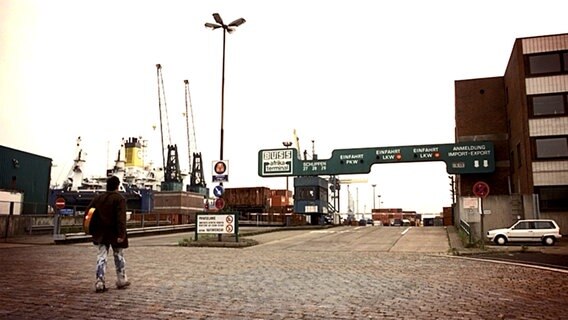 Eine Szene aus dem Film "Absolute Giganten" am Baakenhöft im Hamburger Hafen © X Filme 