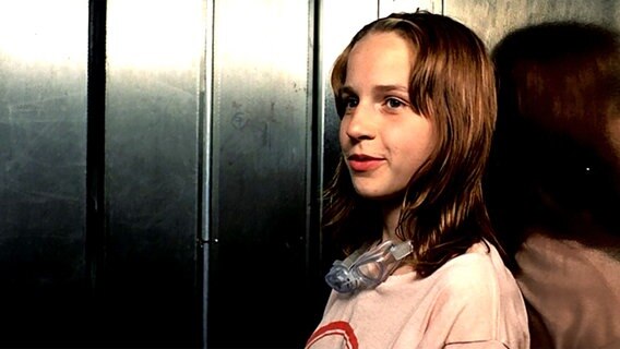 Eine Szene aus dem Film "Absolute Giganten" mit Julia Hummer als Telsa © X Filme 