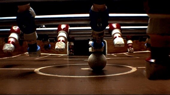 Eine Kicker-Szene aus dem Film "Absolute Giganten" © X Filme 