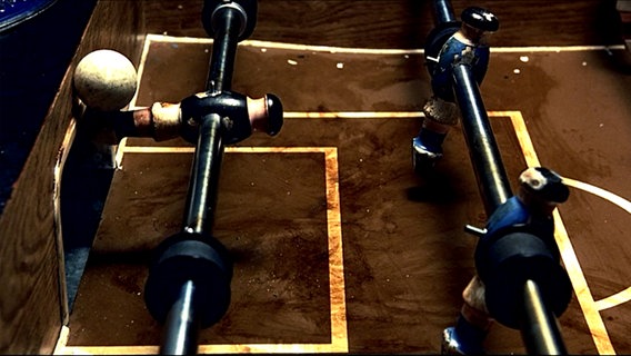 Eine Kicker-Szene aus dem Film "Absolute Giganten" © X Filme 