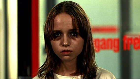 Eine Szene aus dem Film "Absolute Giganten" mit Julia Hummer © X Filme 