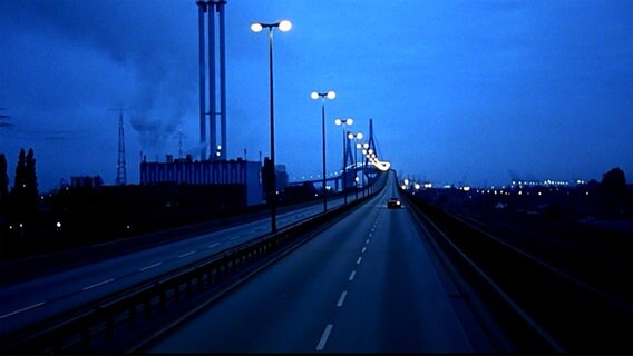 Eine Szene aus dem Film "Absolute Giganten" mit der Köhlbrandbrücke © X Filme 