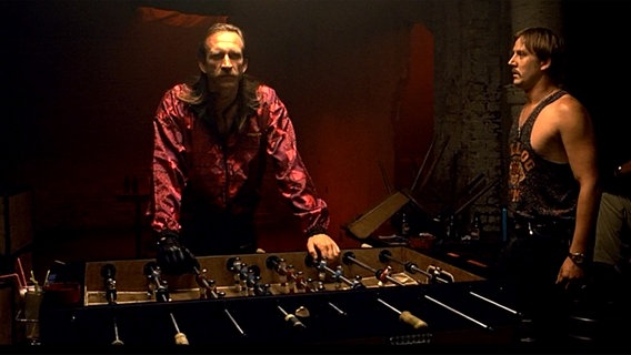Eine Szene aus dem Film "Absolute Giganten" mit Jochen Nickel als Snake (links) und Guido A. Schick als Dulle © X Filme 