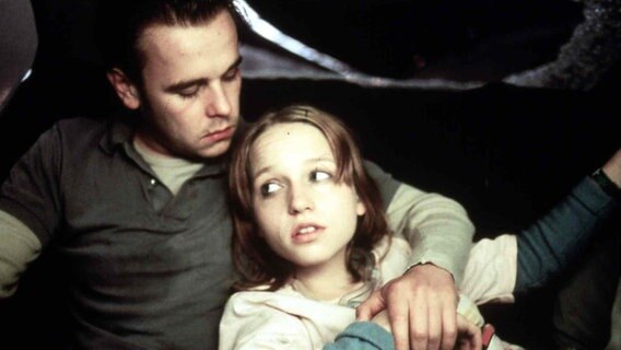 Eine Szene aus dem Film "Absolute Giganten" mit Frank Giering und Julia Hummer © Senator Film Foto: Gordon A. Timpen