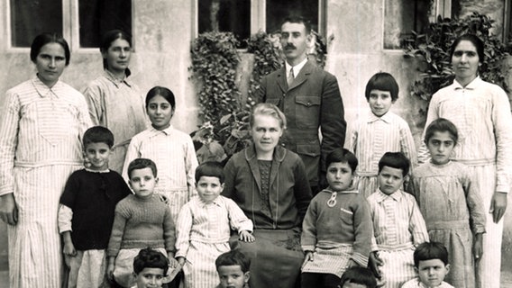 Alma Johansson (Mitte) leitete ein Waisenhaus in der Stadt Mush © NDR / Lepsius-Archiv 