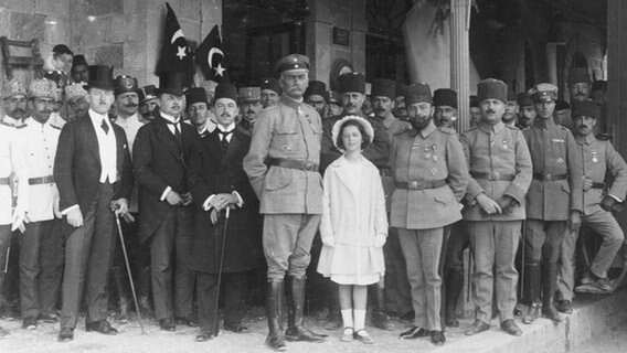 Erich von Falkenhayn mit türkischen Offiziellen © NDR / Lepsius-Archiv 