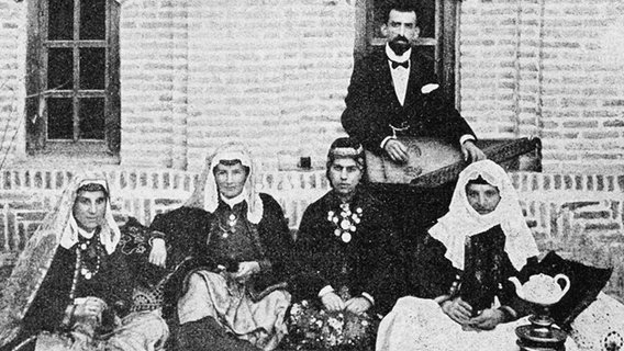 Armenische Frauen in traditioneller Kleidung © NDR / Lepsius-Archiv 