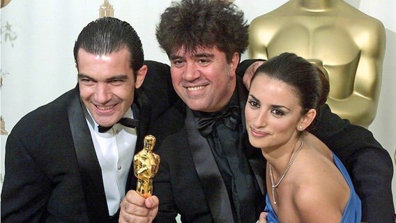 Antonio Banderas (links) und Penélope Cruz (r.) feiern mit ihrem spanischen Regisseur dessen Oscarsieg im Jahr 2000 für "Alles über meine Mutter" © picture-alliance / dpa 
