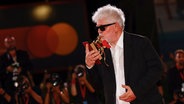 Pedro Almodóvar posiert mit seinem Goldenen Löwen © Vianney Le Caer/Invision/AP/dpa +++ dpa-Bildfunk +++ 