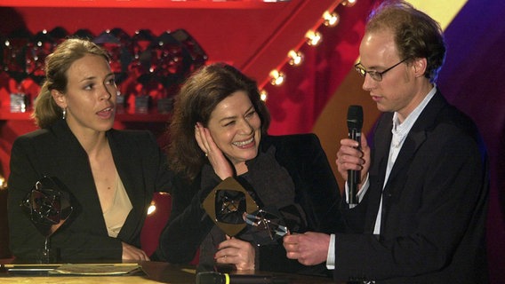 Regisseur Stefan Krohmer, Hannelore Elsner (mitte) und Anneke Kim Sarnau 2002 bei der Grimme-Preisverleihung in Marl © IMAGO / Sven Simon Foto: Sven Simon