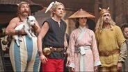 Szene aus "Asterix und Obelix im Reich der Mitte" mit Guillaume Canet als Asterix und Gilles Lellouche als Obelix © Leonine Distribution 