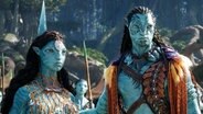 Eine Filmszene mit zwei Na'vi aus "Avatar 2" von James Cameron - © Courtesy of 20th Century Studios 
