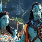 Eine Filmszene mit zwei Na'vi aus "Avatar 2" von James Cameron - © Courtesy of 20th Century Studios 