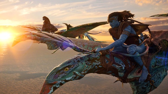 Die Na'avis fliegen auf ihren Tieren über das Meer - Filmszene aus "Avatar 2 - The Way of Water" von James Cameron - ab Dezember 2022 im Kino © Courtesy of 20th Century Studios 