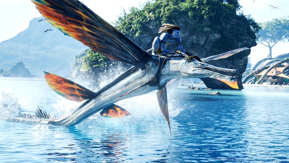 Eine Filmszene mit Jake Sully (Sam Worthington) auf einem fliegenden Wesen aus "Avatar 2" von James Cameron - © Courtesy of 20th Century Studios 