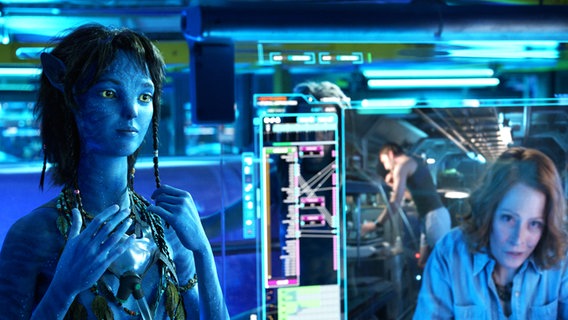 Sigourney Weaver und ein Na'avi Kind - Filmszene aus "Avatar 2 - The Way of Water" von James Cameron - ab Dezember 2022 im Kino © Courtesy of 20th Century Studios 
