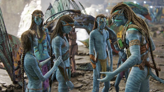 Jake Sully (Sam Worthington, r.) mit seiner Navi-Familie - Filmszene aus "Avatar 2 - The Way of Water" von James Cameron © Courtesy of 20th Century Studios 