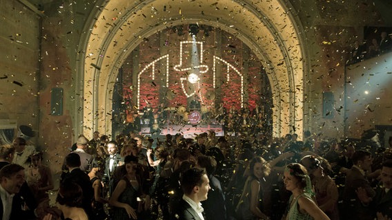 Ausgelassene Tanzen in einem großen Saal - Szene der Koproduktion von ARD und Sky "Babylon Berlin". Ausgelassene Tanzen in einem großen Saal - Szene der Koproduktion von ARD und Sky "Babylon Berlin". © Frédéric Batier/X Filme