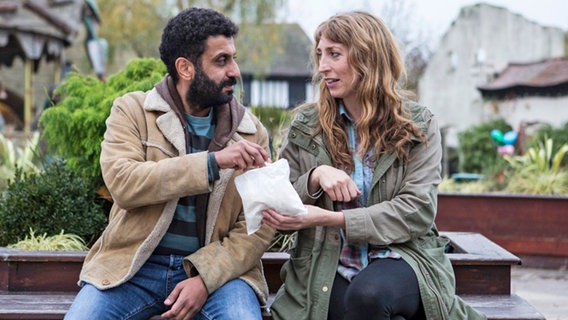 Miri (Schauspielerin und Drehbuchautorin Daisy Haggard) kommt  Billy (Adeel Akhtar) näher - in der Serie "Back to Life" aus Großbritannien in der ARD Mediathek © Two Brothers Pictures and all3media international 