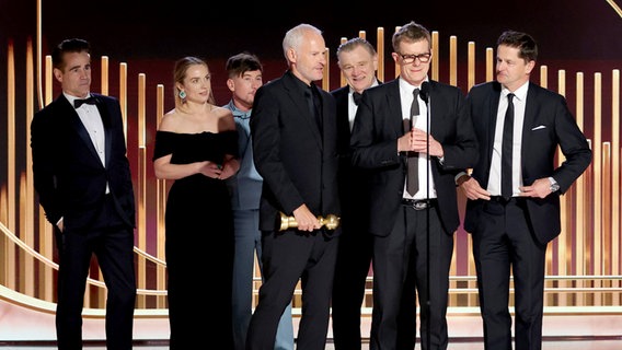 Martin McDonagh (Mitte) und sein Filmteam mit Schauspieler Colin Farrell um "The Banshees of Inisherin", die zwei Golden Globes als beste Komödie geholt hat. © Bildfunk 