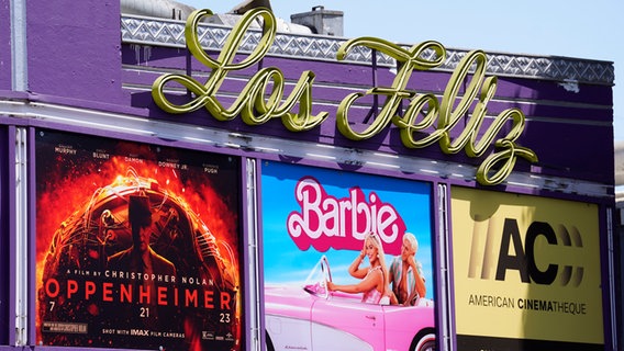 Kinoplakate an einem alten Kino mit den Filmen "Barbie" und "Oppenheimer" in Los Angeles © AP Photo/Chris Pizzello Foto: Chris Pizzello)