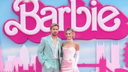 Margot Robbie und Ryan Gosling in jeweils türkis und rosa gekleidet bei einer Filmpremiere von "Barbie" © Scott Garfitt/Invision/AP/dpa +++ dpa-Bildfunk +++ Foto: Scott Garfitt