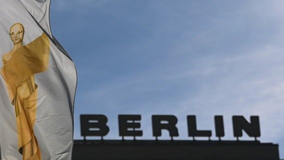 Das Logo des Deutschen Filmpreises, eine Fahne links im Bild über dem Schriftzug "Berlin" © dpa-Zentralbild/dpa Foto: Soeren Stache/dpa-Zentralbild/dpa