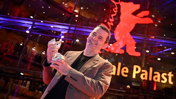 Christian Petzold mit seinem Silbernen Bären für den Großen Preis der Jury für "Roter Himmel" bei der Preisverleihung der Berlinale 2023 © Fabian Sommer/dpa +++ dpa-Bildfunk +++ Foto: Fabian Sommer