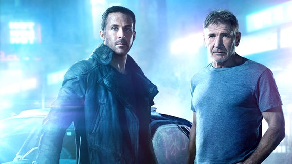 K (Ryan Gosling, links) und Rick Deckard (Harrison Ford) in einer Szene aus "Blade Runner 2049" von Regisseur Denis Villeneuve © 2017 Sony Pictures Releasing GmbH 