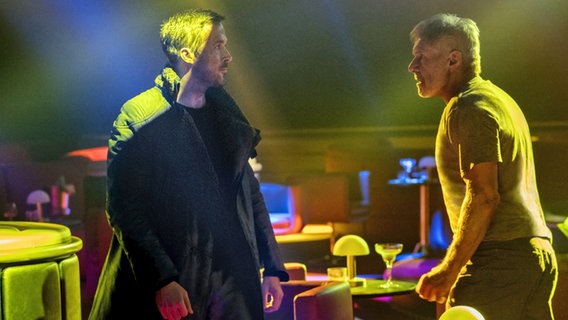 K (RYAN GOSLING, l.) und Rick Deckard (HARRISON FORD) - Szene aus "Blade Runner 2049" © 2017 Sony Pictures Releasing GmbH 