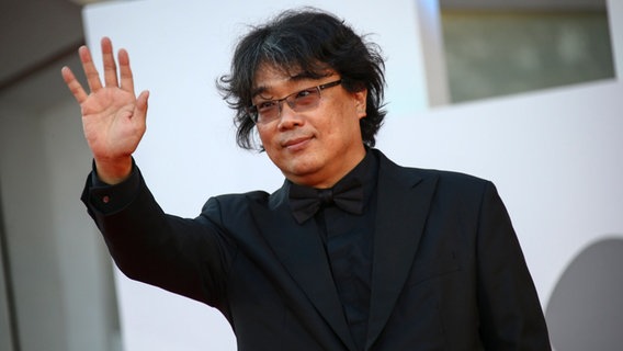Der südkoreanische Regisseur und Autor Bong Joon Ho hält in Los Angeles die vielen Oscars für seinen Film "Parasite" im Arm - unter anderem die für den "besten Film" © Joel C Ryan/dpa-Bildfunk/ /Invision / AP/ dpa bildfunk Foto: Joel C Ryan